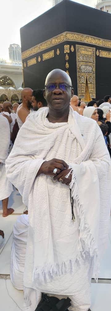 En images le Président Mbagnick Diop du MEDS à la Mecque pour son Oumrah.