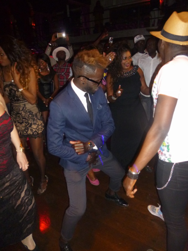 GRAND BEGUE D'ITALIE: Dans la chaleur du Babylonne de Milan Pape Diouf et la génération conscient explosent la salle. Regardez GRAND BEGUE D'ITALIE: Dans la chaleur du Babylonne de Milan Pape Diouf et la génération conscient explosent la salle. Regardez