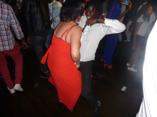 GRAND BEGUE D'ITALIE: Dans la chaleur du Babylonne de Milan Pape Diouf et la génération conscient explosent la salle. Regardez GRAND BEGUE D'ITALIE: Dans la chaleur du Babylonne de Milan Pape Diouf et la génération conscient explosent la salle. Regardez