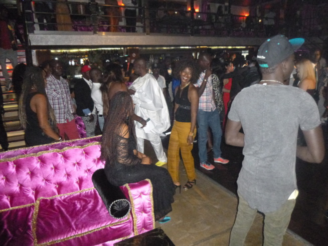 GRAND BEGUE D'ITALIE: Dans la chaleur du Babylonne de Milan Pape Diouf et la génération conscient explosent la salle. Regardez GRAND BEGUE D'ITALIE: Dans la chaleur du Babylonne de Milan Pape Diouf et la génération conscient explosent la salle. Regardez