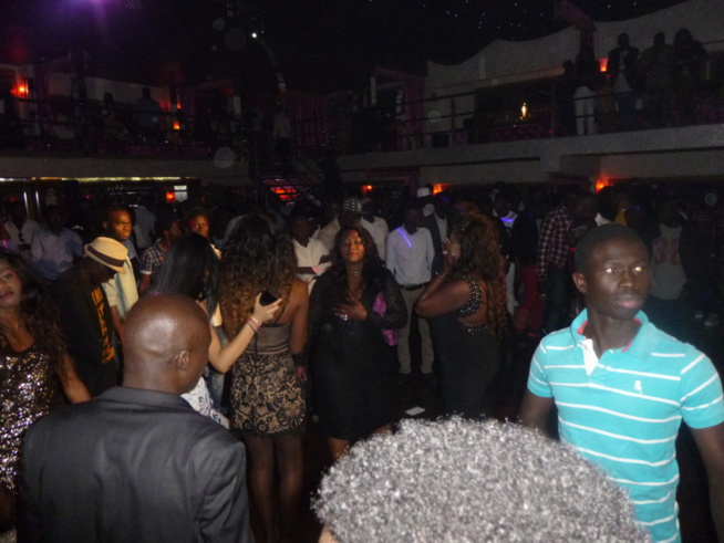 GRAND BEGUE D'ITALIE: Dans la chaleur du Babylonne de Milan Pape Diouf et la génération conscient explosent la salle. Regardez GRAND BEGUE D'ITALIE: Dans la chaleur du Babylonne de Milan Pape Diouf et la génération conscient explosent la salle. Regardez