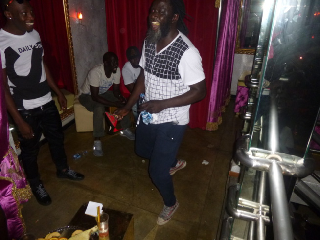 GRAND BEGUE D'ITALIE: Dans la chaleur du Babylonne de Milan Pape Diouf et la génération conscient explosent la salle. Regardez GRAND BEGUE D'ITALIE: Dans la chaleur du Babylonne de Milan Pape Diouf et la génération conscient explosent la salle. Regardez