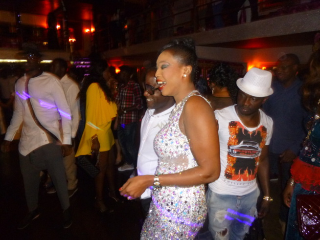 GRAND BEGUE D'ITALIE: Dans la chaleur du Babylonne de Milan Pape Diouf et la génération conscient explosent la salle. Regardez GRAND BEGUE D'ITALIE: Dans la chaleur du Babylonne de Milan Pape Diouf et la génération conscient explosent la salle. Regardez