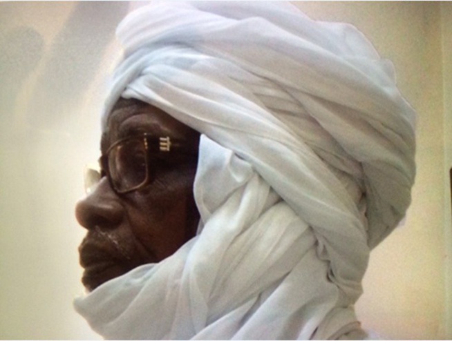 Hissène Habré, porté… comme un bébé et contraint à répondre au juge Hissène Habré, porté… comme un bébé et contraint à répondre au juge