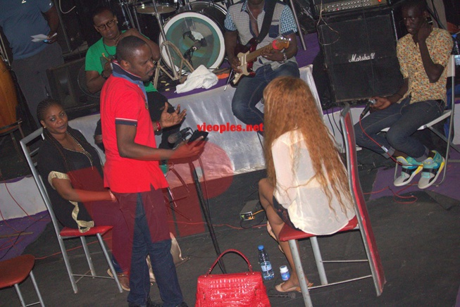 Anniversaire Jolof Band en Gambie : Viviane en plein dans la répétition Anniversaire Jolof Band en Gambie : Viviane en plein dans la répétition