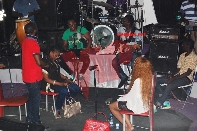 Anniversaire Jolof Band en Gambie : Viviane en plein dans la répétition Anniversaire Jolof Band en Gambie : Viviane en plein dans la répétition