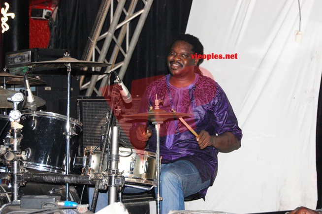 Anniversaire Jolof Band en Gambie : Viviane en plein dans la répétition