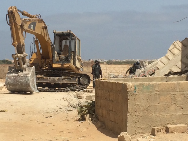 Urgent : Des bâtiments construits « illégalement » à 200 m de l’aéroport LSS en train d’être rasés , Abdoulaye Diouf Sarr en collaboration avec Pape Mael Diop et le gouverneur de Dakar, Mohamed Fall Urgent : Des bâtiments construits « illégalement » à 200 m de l’aéroport LSS en train d’être rasés , Abdoulaye Diouf Sarr en collaboration avec Pape Mael Diop et le gouverneur de Dakar, Mohamed Fall