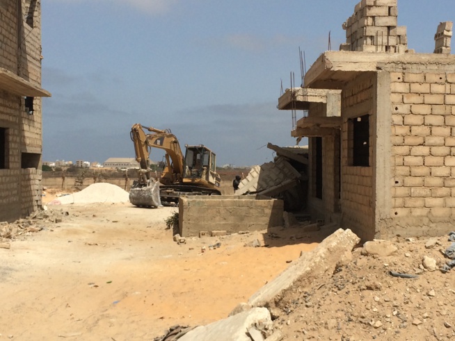Urgent : Des bâtiments construits « illégalement » à 200 m de l’aéroport LSS en train d’être rasés , Abdoulaye Diouf Sarr en collaboration avec Pape Mael Diop et le gouverneur de Dakar, Mohamed Fall Urgent : Des bâtiments construits « illégalement » à 200 m de l’aéroport LSS en train d’être rasés , Abdoulaye Diouf Sarr en collaboration avec Pape Mael Diop et le gouverneur de Dakar, Mohamed Fall