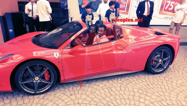 Le fils de Ahmed Khalifa Niasse en mode location ferrari en compagnie de Bathie Dioum le styliste à Dubai