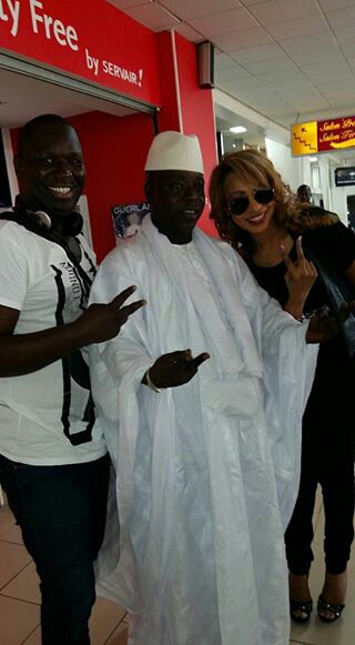 Viviane et ses invités s'envolent pour fêter  son anniversaire chez Yaya Jameh.Regardez