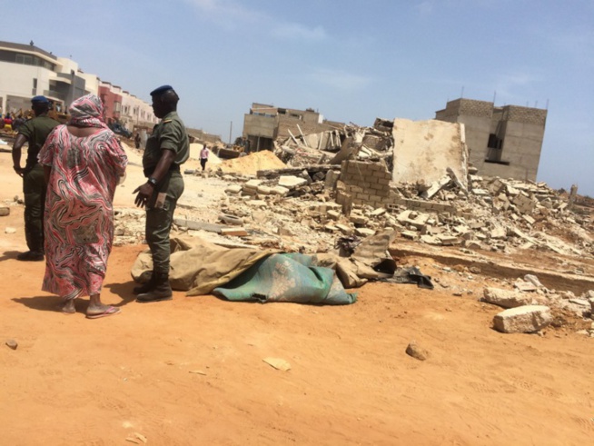 Démolition des bâtiments construits à 200 m de l’aéroport: Le Jaaraf de Ouakam, tire sur le gouverneur, Diouf Sarr, Macky.... (vidéo) Démolition des bâtiments construits à 200 m de l’aéroport: Le Jaaraf de Ouakam, tire sur le gouverneur, Diouf Sarr, Macky.... (vidéo)