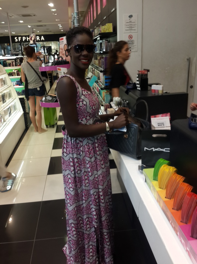 La nouvelle coqueluche de la musique Myrma en mode shopping chez Mac.
