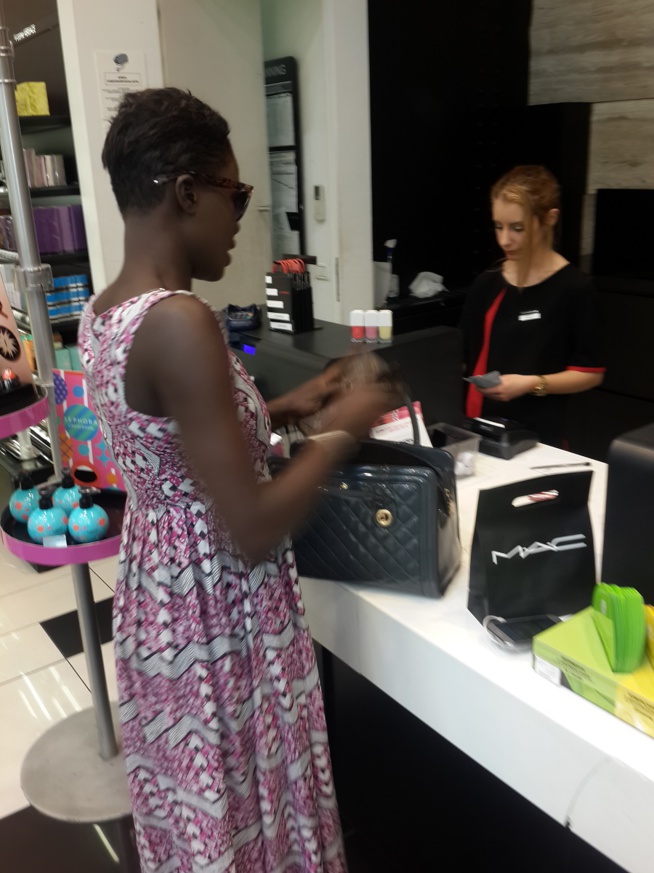 La nouvelle coqueluche de la musique Myrma en mode shopping chez Mac.
