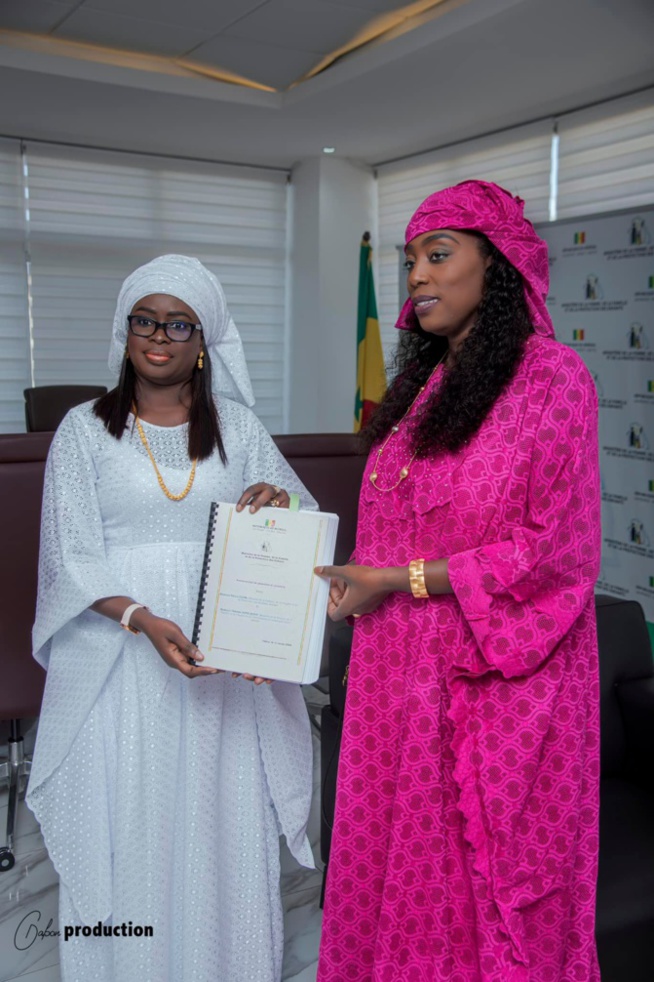 Photos/ Ministère de la femme...: Passation de service entre Thérèse Faye et Fatou Diané Photos/ Ministère de la femme...: Passation de service entre Thérèse Faye et Fatou Diané