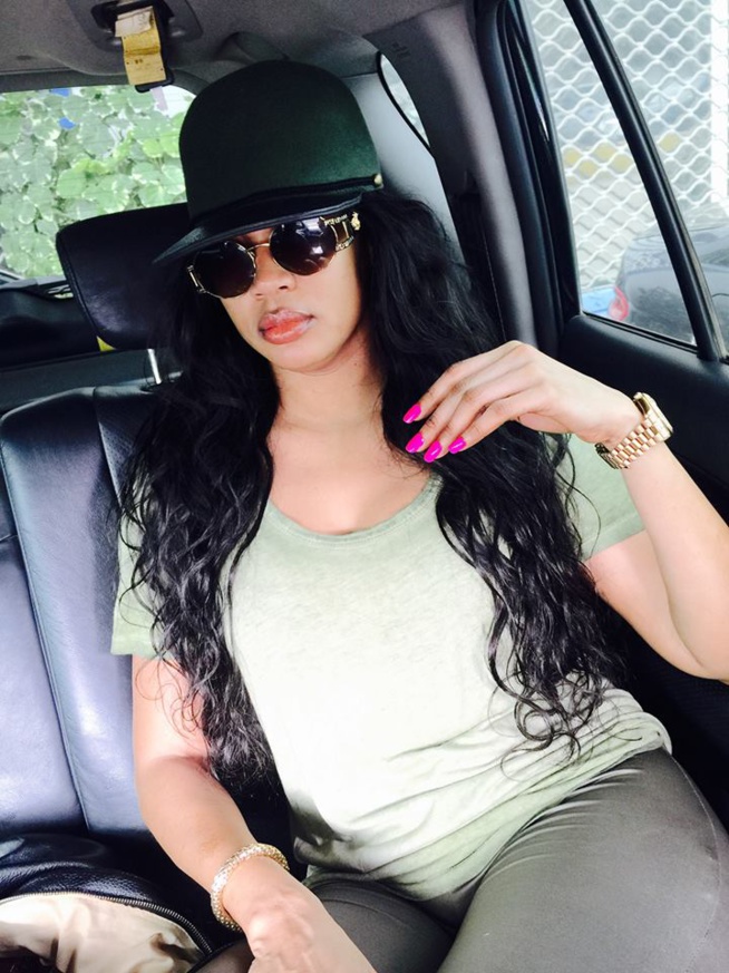 La femme d'affaires Colé Faye au goût de l'été. La femme d'affaires Colé Faye au goût de l'été.