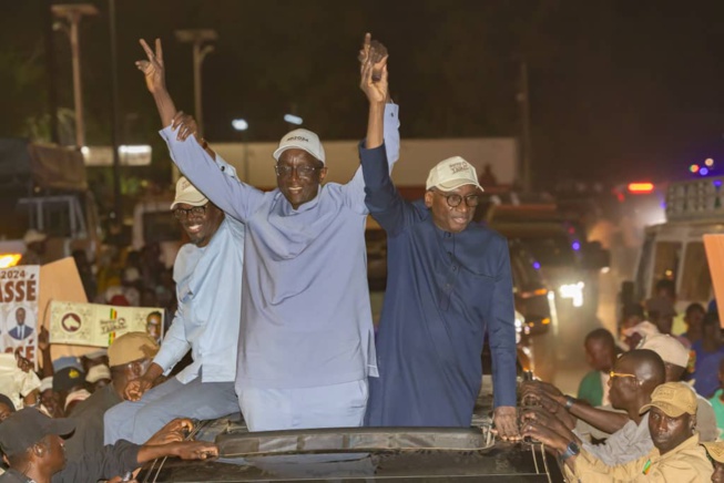 Tamba noire de monde: L'apothéose du candidat de Benno Amadou Ba accueillit par le nouveau PM Sidiki Kaba Tamba noire de monde: L'apothéose du candidat de Benno Amadou Ba accueillit par le nouveau PM Sidiki Kaba