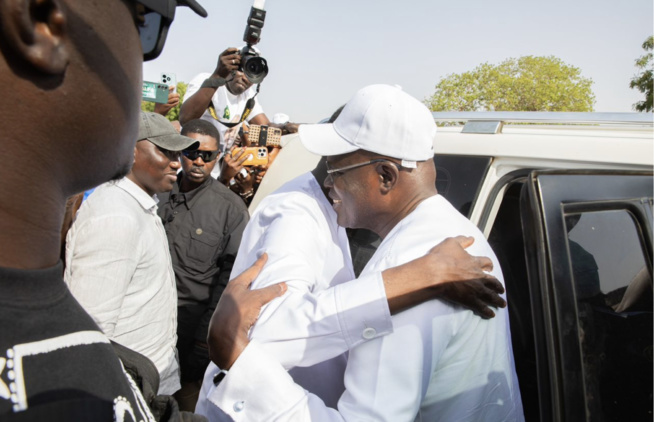 Amadou Ba et Khalifa Sall se tapent l’accolade à l’entrée de Velingara Un exemple à l’attention des politiques Amadou Ba et Khalifa Sall se tapent l’accolade à l’entrée de Velingara Un exemple à l’attention des politiques