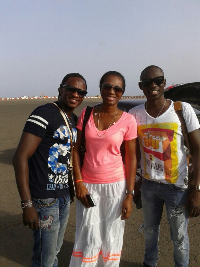Ngoné Ndour entre ses deux artistes Pape Diouf et Pape Birahim sur le sol Gambien pour les 72h de "Rakadiou show" de Pape Diouf