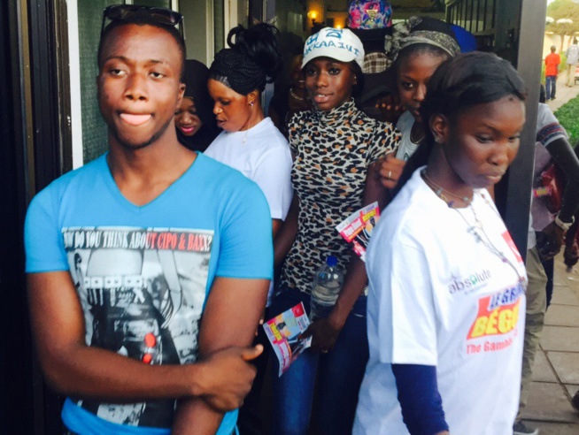 Ngoné Ndour entre ses deux artistes Pape Diouf et Pape Birahim sur le sol Gambien pour les 72h de "Rakadiou show" de Pape Diouf Ngoné Ndour entre ses deux artistes Pape Diouf et Pape Birahim sur le sol Gambien pour les 72h de "Rakadiou show" de Pape Diouf