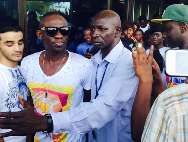 Ngoné Ndour entre ses deux artistes Pape Diouf et Pape Birahim sur le sol Gambien pour les 72h de "Rakadiou show" de Pape Diouf
