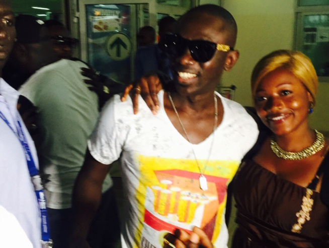 Ngoné Ndour entre ses deux artistes Pape Diouf et Pape Birahim sur le sol Gambien pour les 72h de "Rakadiou show" de Pape Diouf