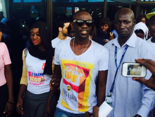 Ngoné Ndour entre ses deux artistes Pape Diouf et Pape Birahim sur le sol Gambien pour les 72h de "Rakadiou show" de Pape Diouf