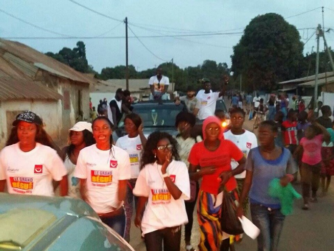 Ngoné Ndour entre ses deux artistes Pape Diouf et Pape Birahim sur le sol Gambien pour les 72h de "Rakadiou show" de Pape Diouf Ngoné Ndour entre ses deux artistes Pape Diouf et Pape Birahim sur le sol Gambien pour les 72h de "Rakadiou show" de Pape Diouf