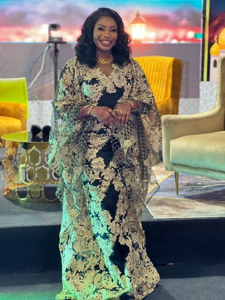 Splendide et ravissante Khady Colonel dame le pion et vol la vedette sur le Grand Plateau de la Sentv. Splendide et ravissante Khady Colonel dame le pion et vol la vedette sur le Grand Plateau de la Sentv.