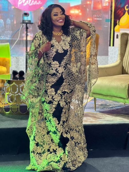 Splendide et ravissante Khady Colonel dame le pion et vol la vedette sur le Grand Plateau de la Sentv. Splendide et ravissante Khady Colonel dame le pion et vol la vedette sur le Grand Plateau de la Sentv.