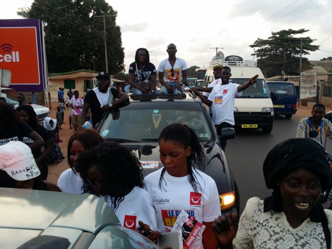 Accueille triomphale du nouveau Prince de la musique Sénégalaise Pape Diouf en Gambie par ses fans.