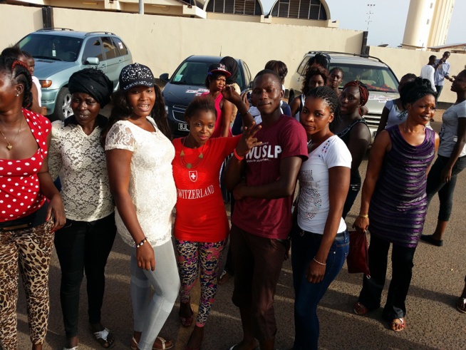 Accueille triomphale du nouveau Prince de la musique Sénégalaise Pape Diouf en Gambie par ses fans. Accueille triomphale du nouveau Prince de la musique Sénégalaise Pape Diouf en Gambie par ses fans.