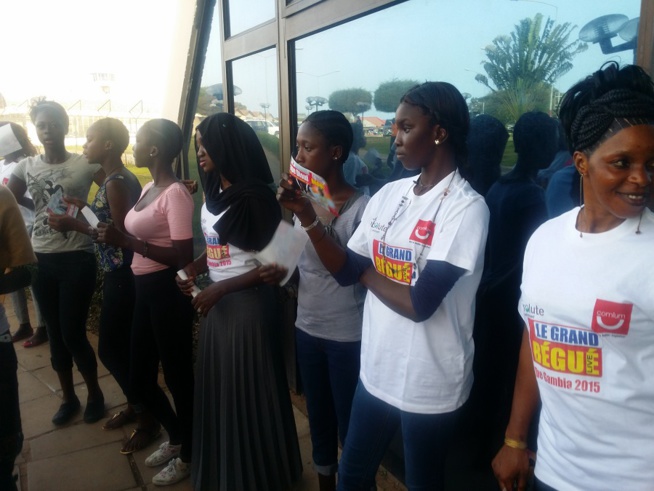 Accueille triomphale du nouveau Prince de la musique Sénégalaise Pape Diouf en Gambie par ses fans. Accueille triomphale du nouveau Prince de la musique Sénégalaise Pape Diouf en Gambie par ses fans.