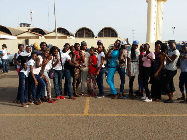 Accueille triomphale du nouveau Prince de la musique Sénégalaise Pape Diouf en Gambie par ses fans. Accueille triomphale du nouveau Prince de la musique Sénégalaise Pape Diouf en Gambie par ses fans.