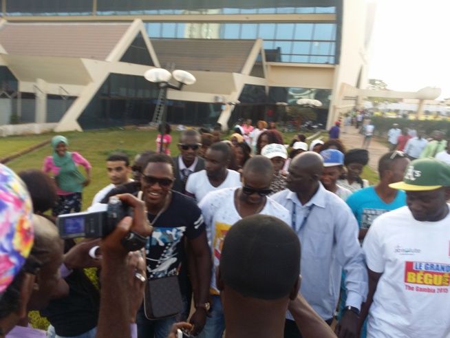 Accueille triomphale du nouveau Prince de la musique Sénégalaise Pape Diouf en Gambie par ses fans.