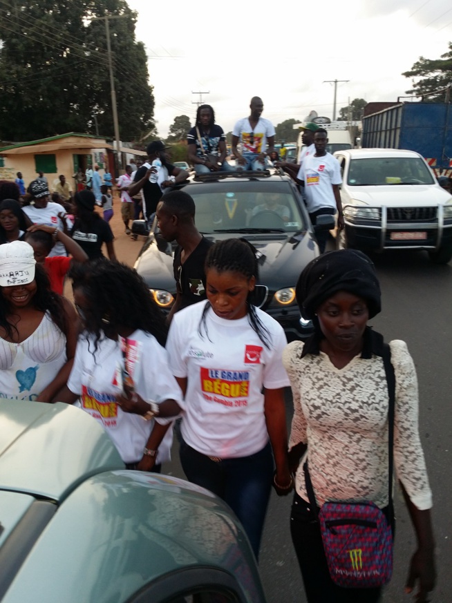 Accueille triomphale du nouveau Prince de la musique Sénégalaise Pape Diouf en Gambie par ses fans. Accueille triomphale du nouveau Prince de la musique Sénégalaise Pape Diouf en Gambie par ses fans.