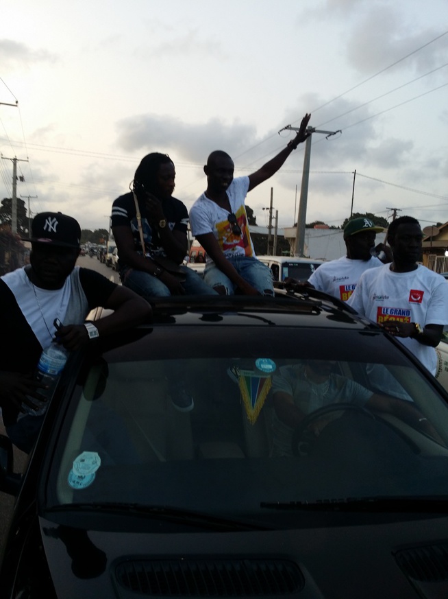 Accueille triomphale du nouveau Prince de la musique Sénégalaise Pape Diouf en Gambie par ses fans.