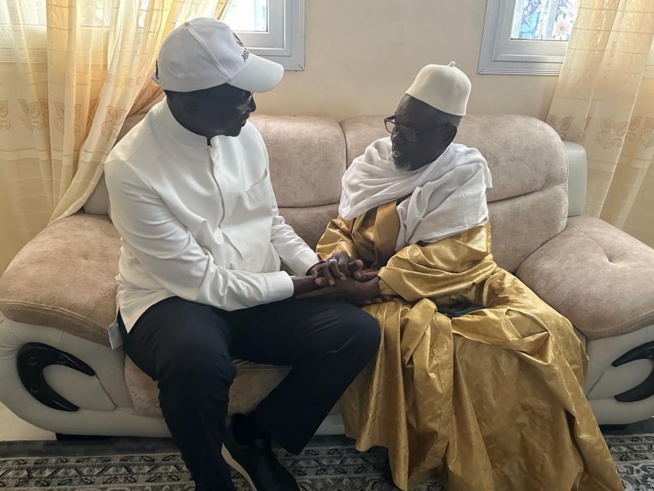 Visite de courtoisie dans la maison familiale de Macky Sall Amadou Ba reçoit la bénédiction de l’oncle du Président Visite de courtoisie dans la maison familiale de Macky Sall Amadou Ba reçoit la bénédiction de l’oncle du Président