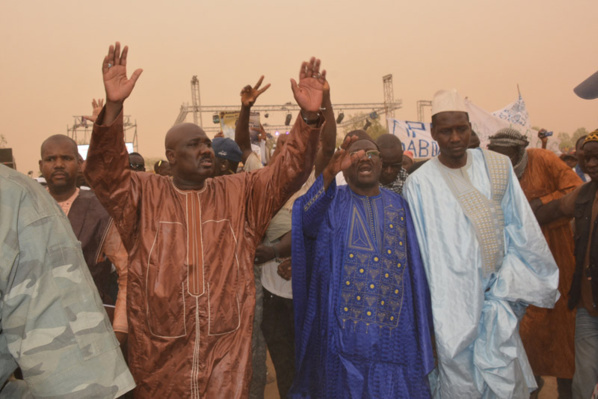 La folie dépensière de Farba Ngom: Le griot de Macky Sall a déboursé 100 millions FCfa pour son meeting d'hier La folie dépensière de Farba Ngom: Le griot de Macky Sall a déboursé 100 millions FCfa pour son meeting d'hier
