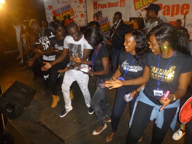 Dernière journée en Gambie: Pape Diouf impose sa loi et sa force au stadium de Bakao. Revivez les images. Dernière journée en Gambie: Pape Diouf impose sa loi et sa force au stadium de Bakao. Revivez les images.