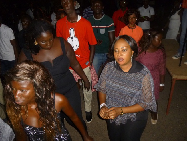 Dernière journée en Gambie: Pape Diouf impose sa loi et sa force au stadium de Bakao. Revivez les images. Dernière journée en Gambie: Pape Diouf impose sa loi et sa force au stadium de Bakao. Revivez les images.