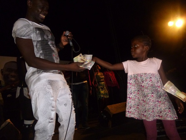 Dernière journée en Gambie: Pape Diouf impose sa loi et sa force au stadium de Bakao. Revivez les images. Dernière journée en Gambie: Pape Diouf impose sa loi et sa force au stadium de Bakao. Revivez les images.