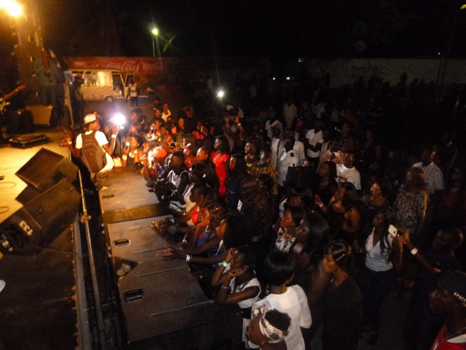 Dernière journée en Gambie: Pape Diouf impose sa loi et sa force au stadium de Bakao. Revivez les images. Dernière journée en Gambie: Pape Diouf impose sa loi et sa force au stadium de Bakao. Revivez les images.