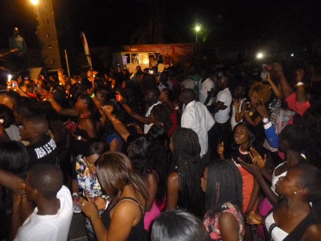 Dernière journée en Gambie: Pape Diouf impose sa loi et sa force au stadium de Bakao. Revivez les images. Dernière journée en Gambie: Pape Diouf impose sa loi et sa force au stadium de Bakao. Revivez les images.