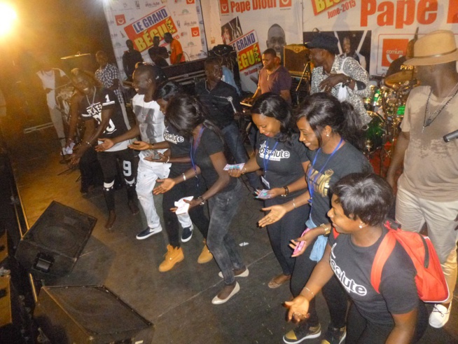 Dernière journée en Gambie: Pape Diouf impose sa loi et sa force au stadium de Bakao. Revivez les images. Dernière journée en Gambie: Pape Diouf impose sa loi et sa force au stadium de Bakao. Revivez les images.