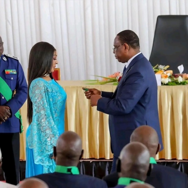 Youssou Ndour, Viviane, Mbaye Dieye Faye, élevés au grade d'Officier de l'Ordre national du Lion