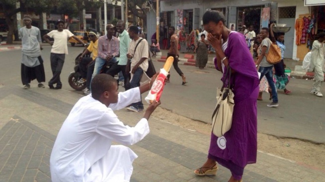 Insolite : Du jamais vu au Sénégal, une demande de mariage avec une brioche Insolite : Du jamais vu au Sénégal, une demande de mariage avec une brioche