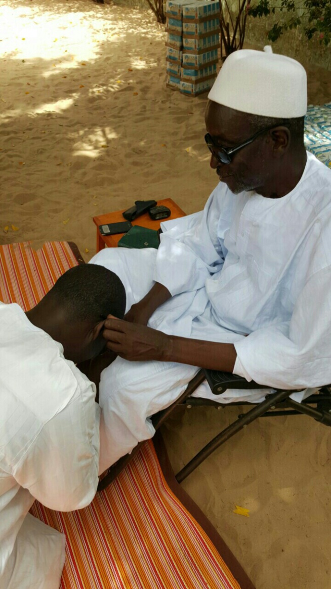 Serigne Cheikh Saliou bénît le journal Direct Infos et son PDG Diogaye Faye Serigne Cheikh Saliou bénît le journal Direct Infos et son PDG Diogaye Faye