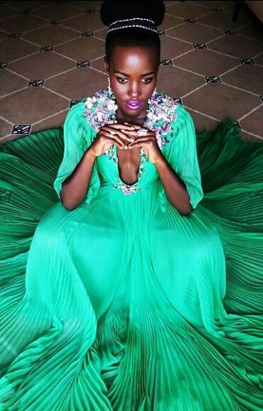 Admirez la robe de Lupita au festival de Cannes.