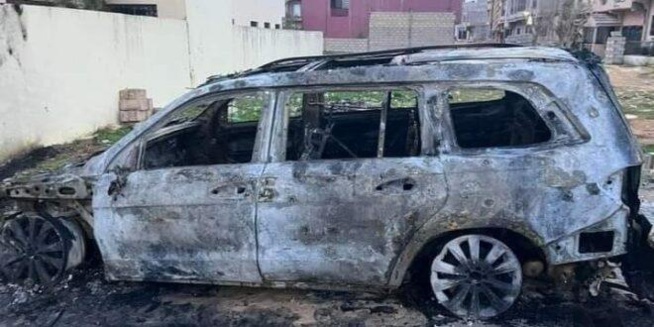 Une voiture prend feu à hauteur de la Corniche des Hlm Une voiture prend feu à hauteur de la Corniche des Hlm